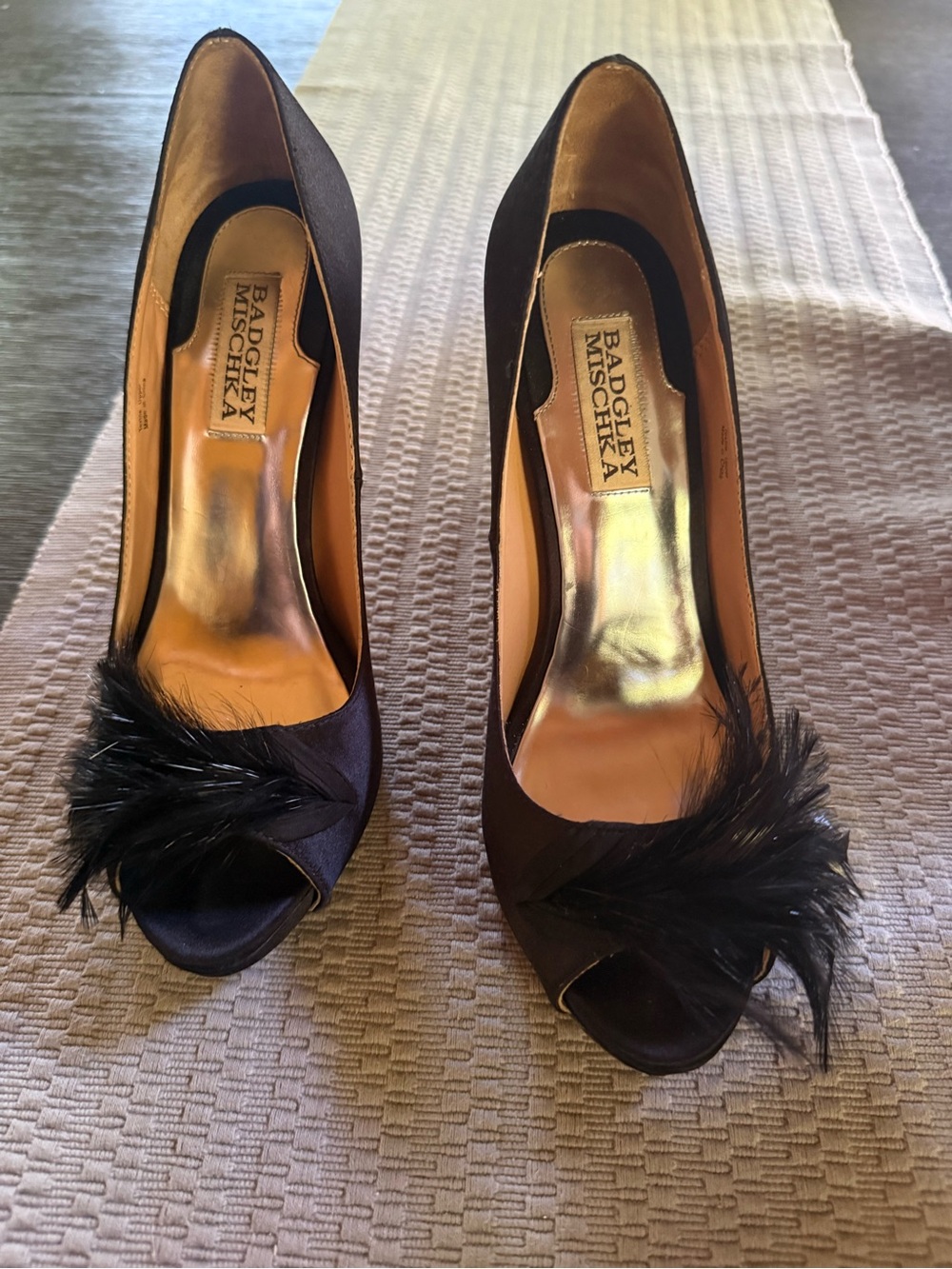 Badgley Mischka Ginnie Black Satin Feather Peep Toe Pumps Heels, Size 7
